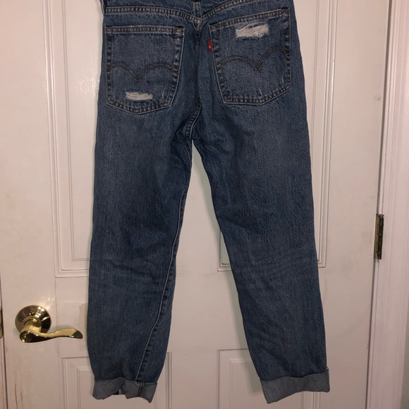 ⭐️Levi’s Distressed Boyfriend Jeans⭐️ - Picture 2 of 4